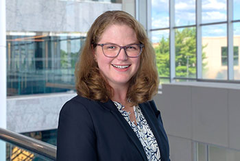 kristen leis headshot